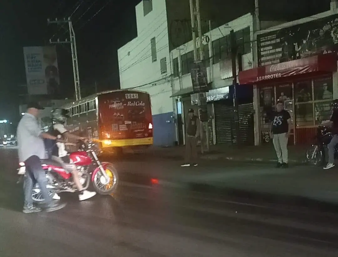 Derrame de aceite en Distribuidor Juárez provoca accidentes y alerta vial