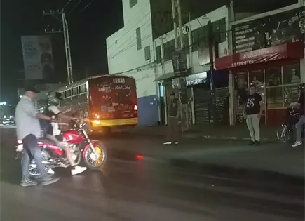 Derrame de aceite en Distribuidor Ju&aacute;rez provoca accidentes y alerta vial
