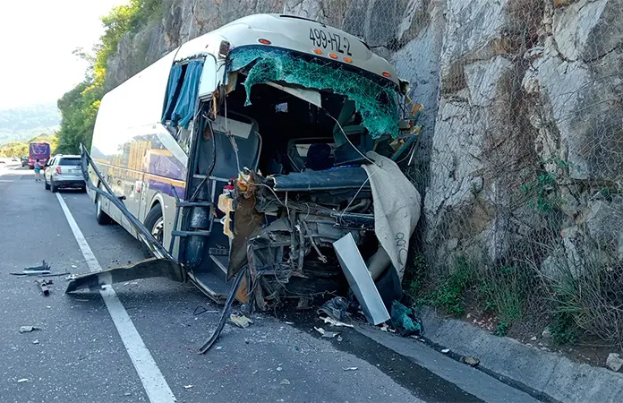 Dos muertos y varios heridos, en carreterazo