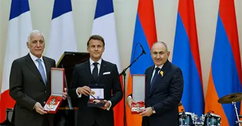 Emmanuel Macron canta en Erev&aacute;n durante cena de Estado