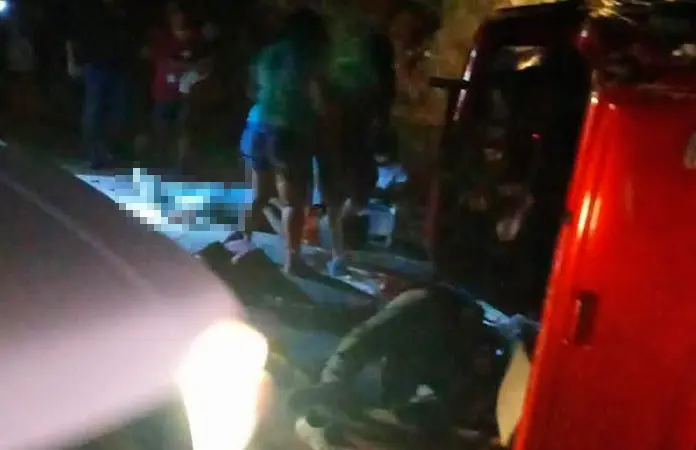 Fallecen padre e hijo en volcadura de camioneta