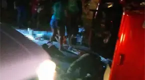 Fallecen padre e hijo en volcadura de camioneta