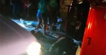 Fallecen padre e hijo en volcadura de camioneta