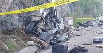 Identifican a j&oacute;venes fallecidos en choque de camioneta y autob&uacute;s