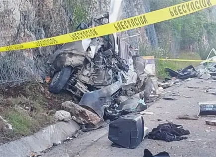 Identifican a j&oacute;venes fallecidos en choque de camioneta y autob&uacute;s