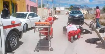 Motociclista lesionada al chocar contra auto
