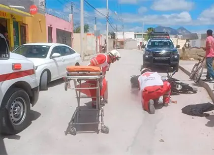 Motociclista lesionada al chocar contra auto