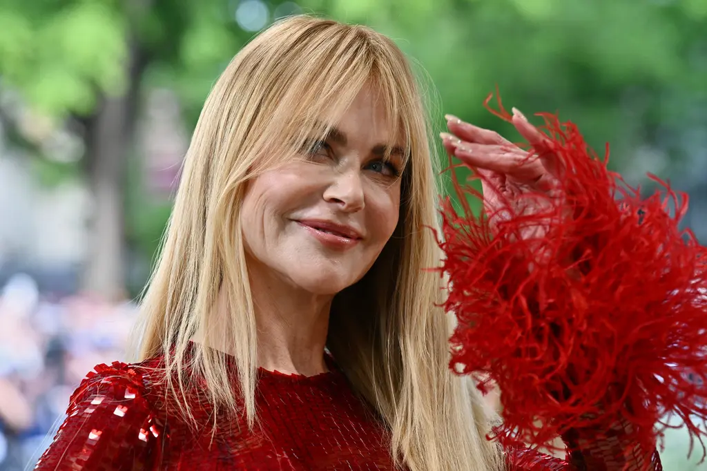 Nicole Kidman reaparece en Met Gala 2026 con vestido rojo