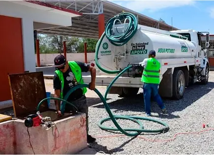 Por calor, abastecen con pipas agua para escuelas