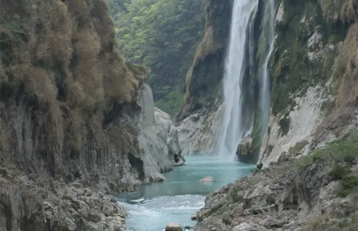 Sancionarían a agricultores por secar cascada