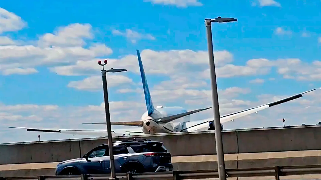 United Airlines impacta camión en autopista cerca de Newark