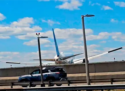 United Airlines impacta cami&oacute;n en autopista cerca de Newark