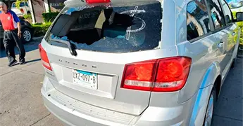 V&aacute;ndalos rompen vidrio a camioneta