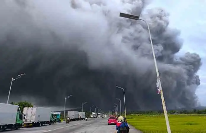 Volcán desplaza a miles en aldeas de Filipinas