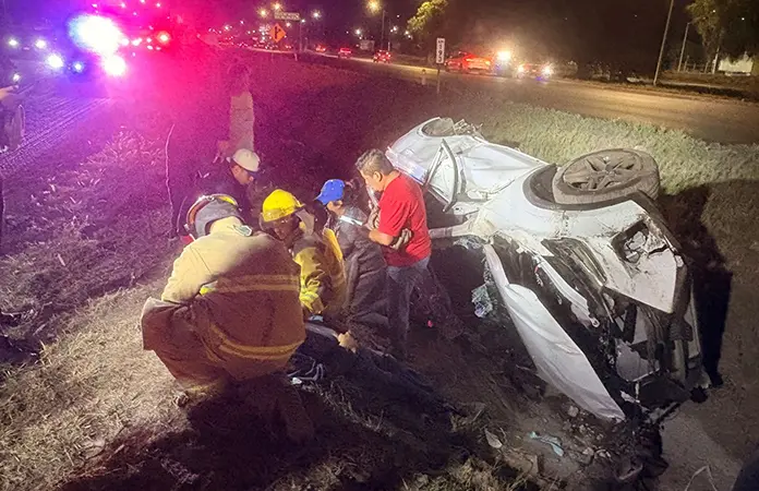 Vuelca raudo auto en carretera a México