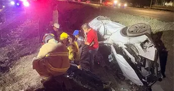 Vuelca raudo auto en carretera a M&eacute;xico