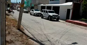 Alertan por riesgo el&eacute;ctrico en la calle