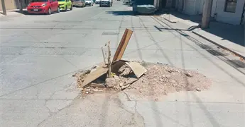 Aparece peligroso socav&oacute;n en la Col. Juan Sarabia
