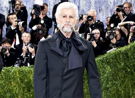 BAD BUNNY VISTE CON ZARA EN LA MET GALA