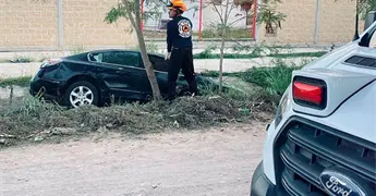 Cae auto a la Media Luna; tres lesionados