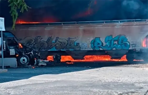 Chocan tren y un cami&oacute;n cisterna