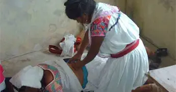 Las parteras laboran con incertidumbre