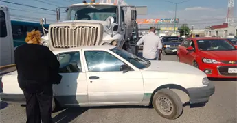 Solo da&ntilde;os materiales tras choque en la carretera a Rioverde