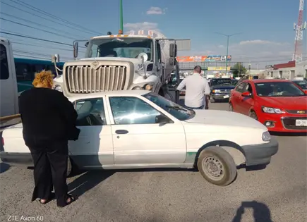 Solo da&ntilde;os materiales tras choque en la carretera a Rioverde