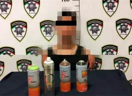 Sujeto hac&iacute;a pintas en una propiedad privada