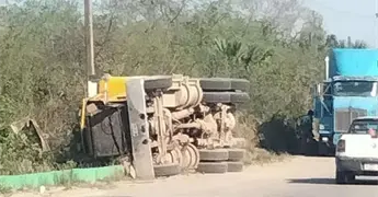 Vuelca un cami&oacute;n ca&ntilde;ero en la Valles-Naranjo