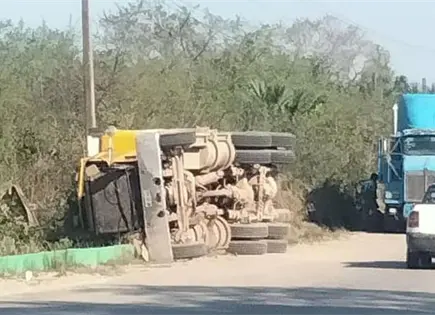 Vuelca un cami&oacute;n ca&ntilde;ero en la Valles-Naranjo