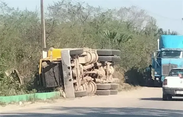 Vuelca un cami&oacute;n ca&ntilde;ero en la Valles-Naranjo