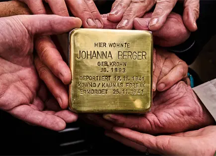 Ceremonia en Berl&iacute;n recuerda a v&iacute;ctimas del Holocausto con placas de Gunter Demnig