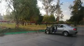 Conductor choca contra &aacute;rbol en el bulevar R&iacute;o Santiago