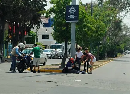 Embisten a un motociclista en la Del Valle