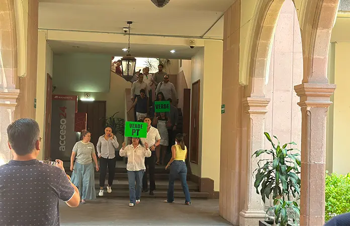 En orden desalojan el Congreso