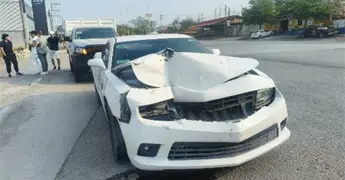 Destrozan Camaro tras chocar en bulevar M&eacute;xico-Laredo