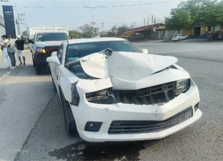 Destrozan Camaro tras chocar en bulevar M&eacute;xico-Laredo