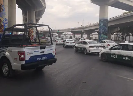 Taxistas afectan vialidad hacia el distribuidor Benito Ju&aacute;rez