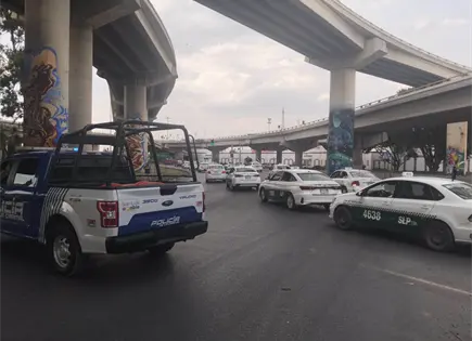 Taxistas colapsan la 57 y amagan con protestas cada semana