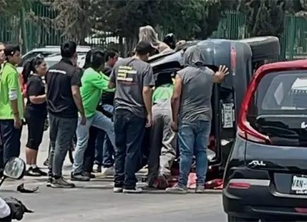 Aparatoso choque y volcadura en avenida Chapultepec