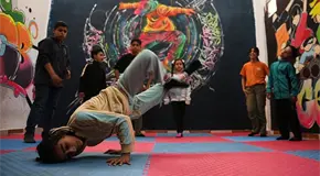 Breakdance acompa&ntilde;a a los ni&ntilde;os palestinos