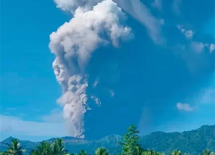 Tres excursionistas mueren por erupci&oacute;n volc&aacute;nica en Halmahera, Indonesia