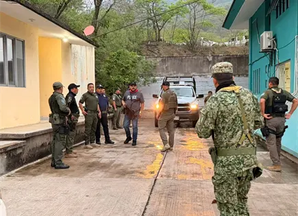Hallan arma sin registro y presuntas drogas en comandancia de Tamazunchale
