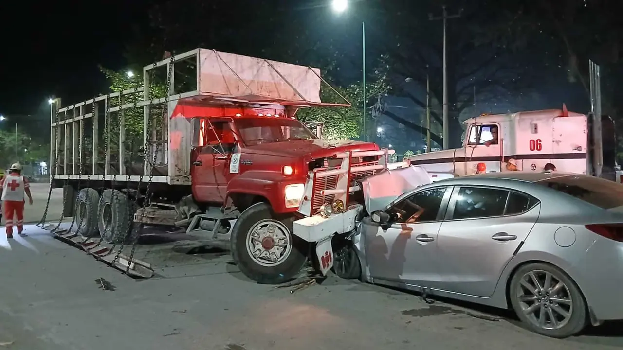 Fotos | Ebrio impacta de frente a camión cañero