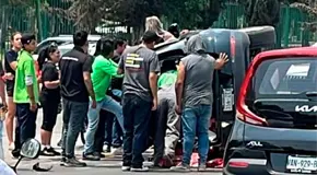 Choque y volcadura deja s&oacute;lo da&ntilde;os materiales