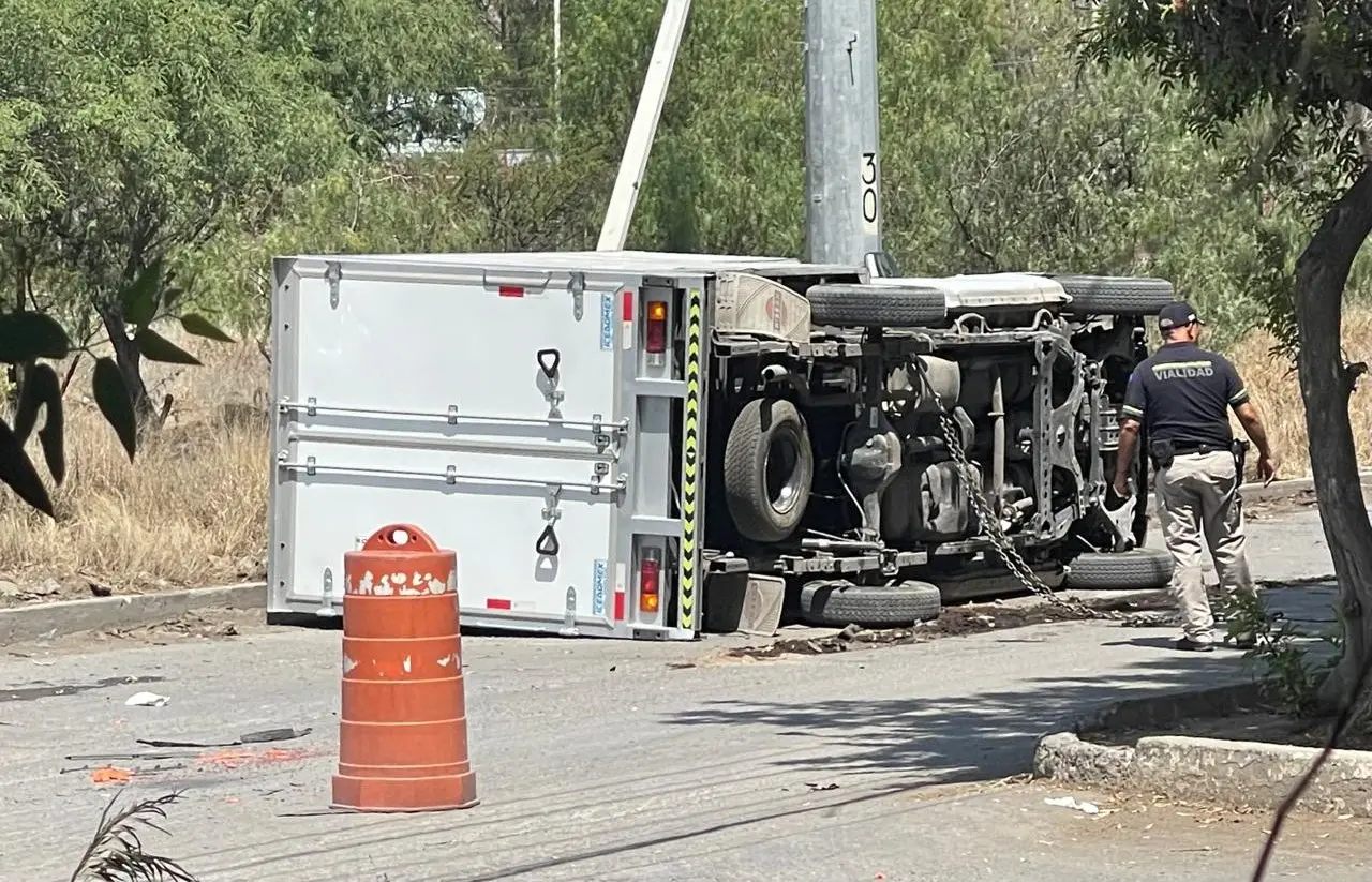 Choque y volcadura en avenida CFE de Zona Industrial