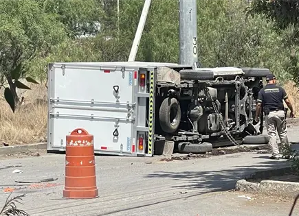 Choque y volcadura en avenida CFE de Zona Industrial