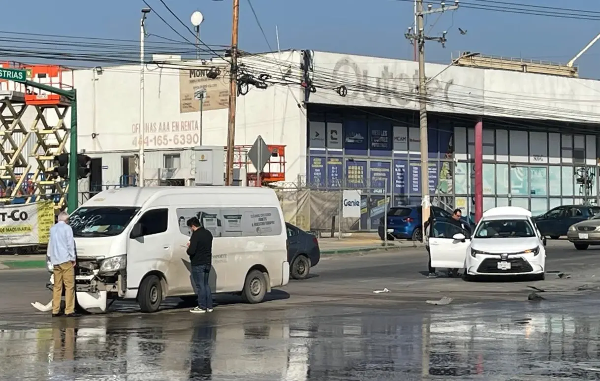 Daños materiales tras choque en Avenida Industrias