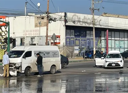 Da&ntilde;os materiales tras choque en Avenida Industrias